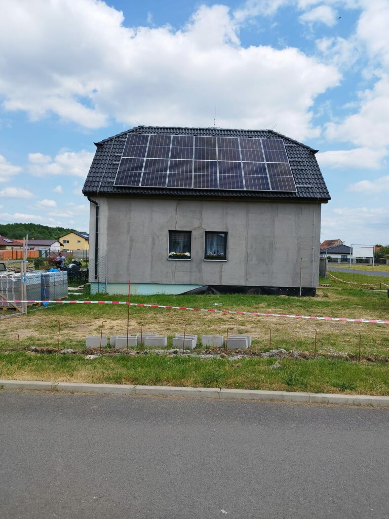 7 kWp 2x T58. Eps systém ,stridac Solax 10 kWp Stankovice u Žatce novostavba,